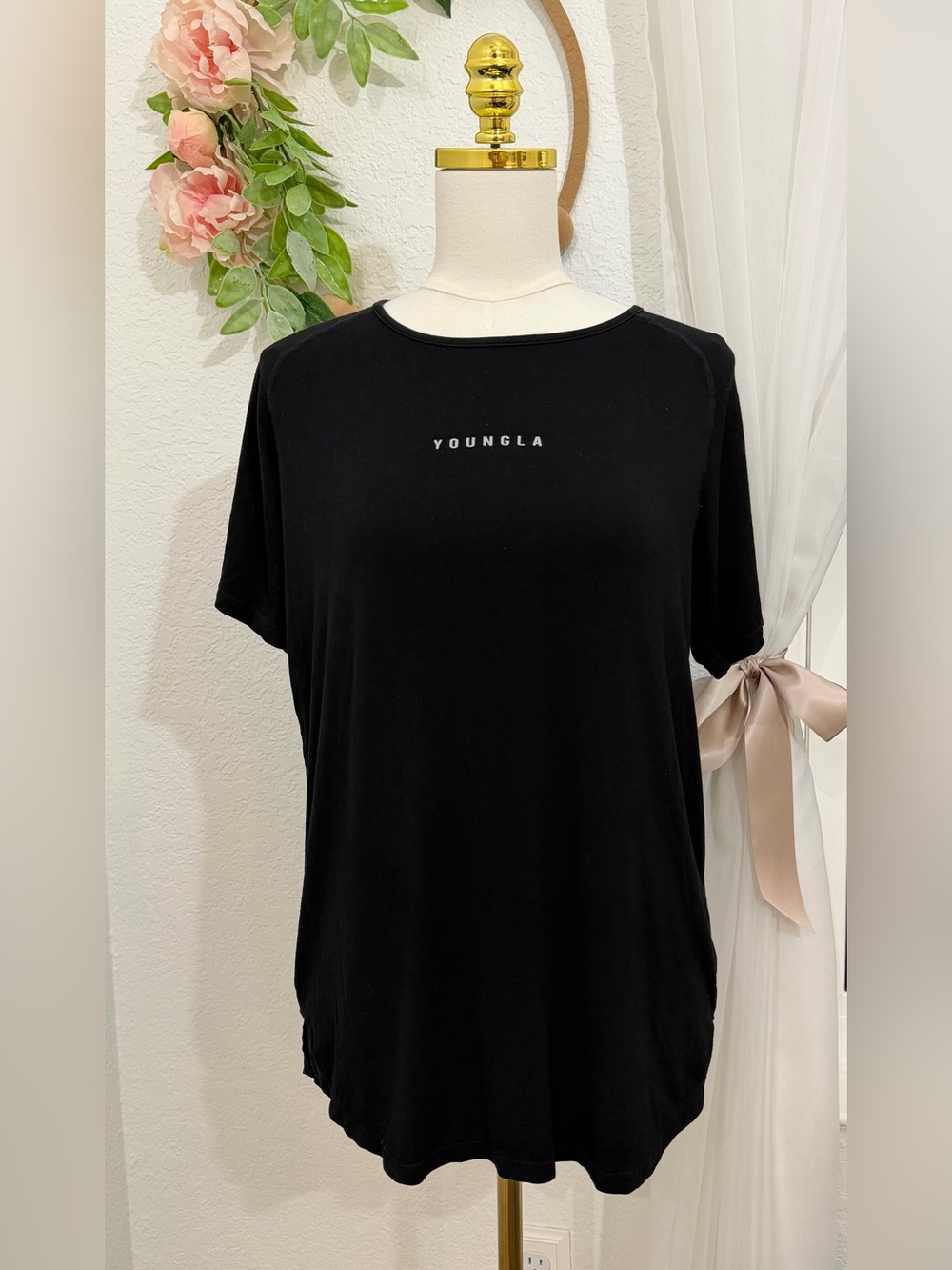 NEW YoungLA Women’s Short Sleeve Logo SPELLOUT Black T Shirt Size M - NEW